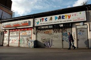 east-london-travel-poverty-grafitti-cities-england-man-walk-daily-life-lifestyles_18613